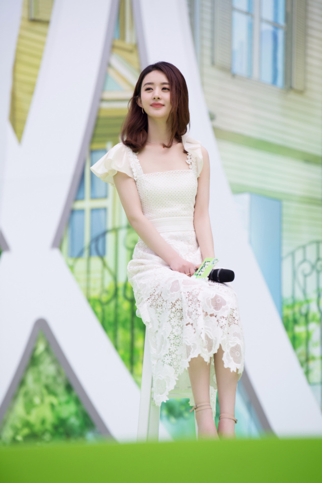 白色蕾丝连衣裙优雅动人,赵丽颖纯美的造型是不是美到你了呢?