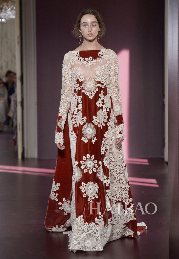 可不止仙女裙还有牧师长袍!华伦天奴高定秀