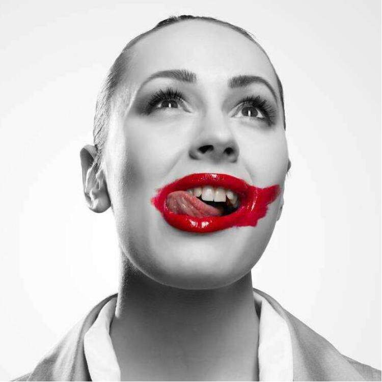 印象中曾经的唇膏没有如此多的色号,普遍的大红唇,涂过头的人就像血盆