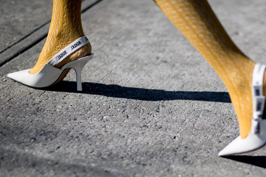 巧妙绝伦的尖头细跟,瞬间变窈窕女人