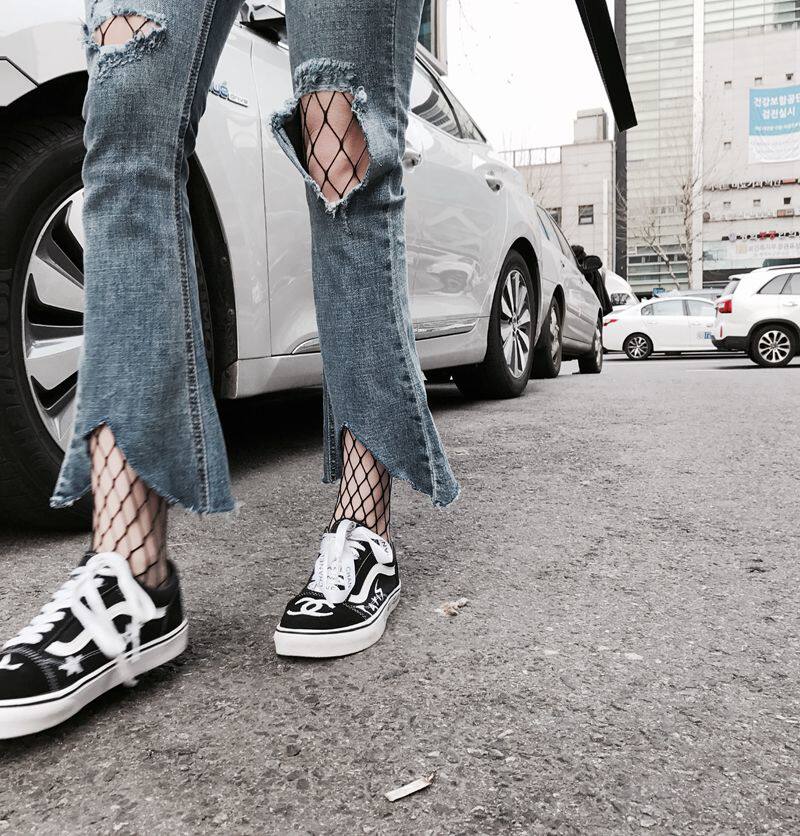 破洞牛仔搭网袜,最in女孩就是你