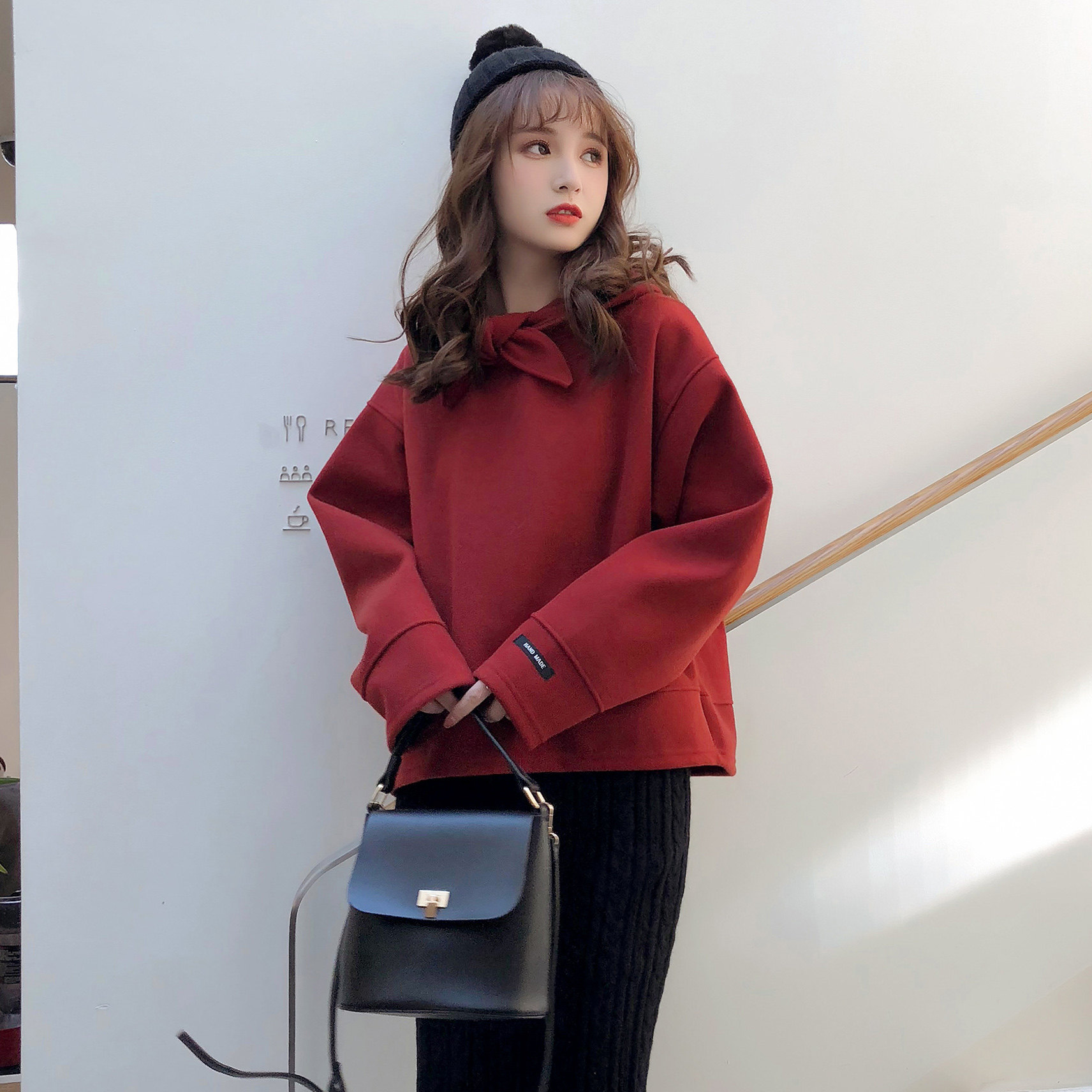 冬天搭一款俏皮青春的休闲卫衣回到18岁